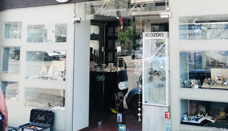 Καρέ καρέ η ληστεία σε κοσμηματοπωλείο στα Πατήσια – Σπάζουν την τζαμαρία και αρπάζουν ό,τι βρίσκουν μπροστά τους (βίντεο)